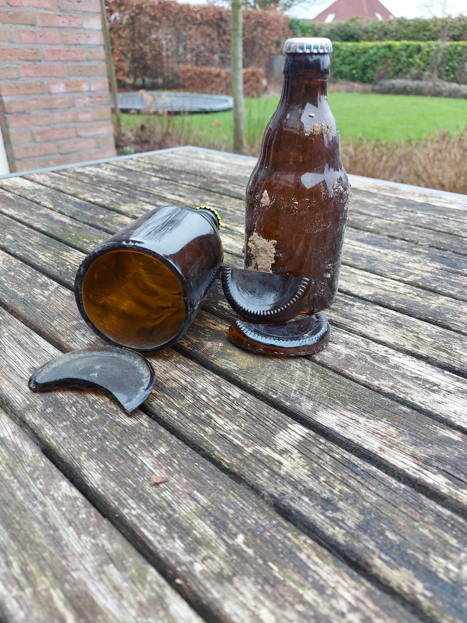 Bodem in de krat, fles ligt 2 meter verderop